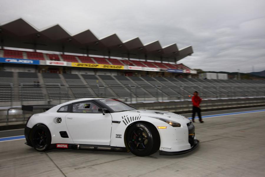  Nissan GT-R FIA GT1 2010 года  (фото 3 из 13)
